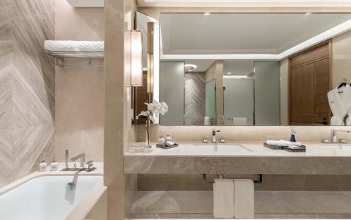 Taj Exotica Dubai - Luxury Family Room Washroom