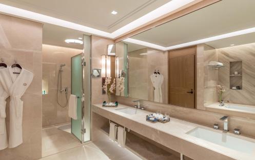 Taj Exotica Dubai - Luxury Suite Washroom