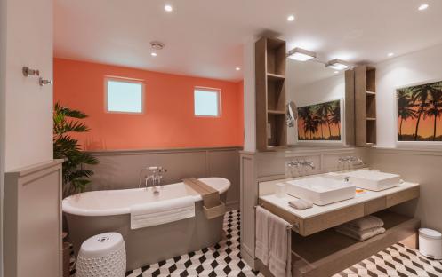 Lux Grand Guabe - Wellness Junior Suite  Bathroom Full View