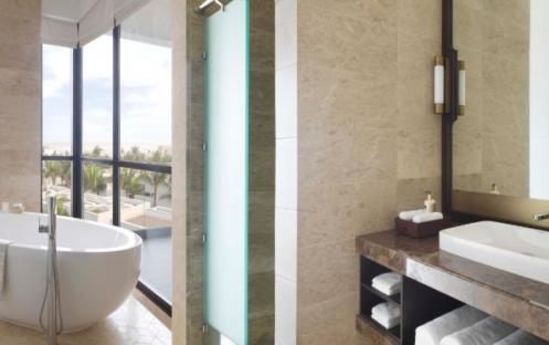 Anantara Al Baleed - Deluxe Room Bathroom