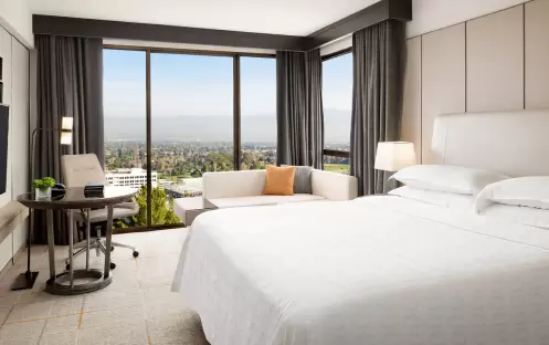 Sheraton-Universal-Corner-Room