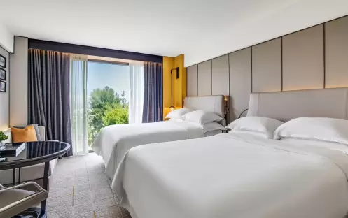 Sheraton-Universal-Traditional-Guest-Room-2-Queens