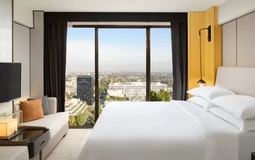 Sheraton-Universal-Traditional-Guest-Room-King