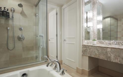 Beverly Wilshire, A Four Seasons Hotel Signature Room Bathroom