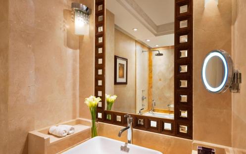 Al-Bustan-Ritz-Carlton-Hotel-Deluxe-King-Mountain-View-Room-Bathroom