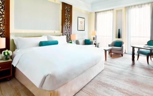 Al-Bustan-Ritz-Carlton-Hotel-Deluxe-King-Mountain-View-Room-Bed