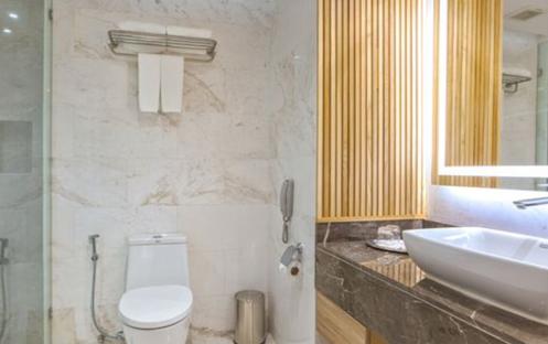 Rembrandt Suites Bangkok - Premium Deluxe Room Bathroom