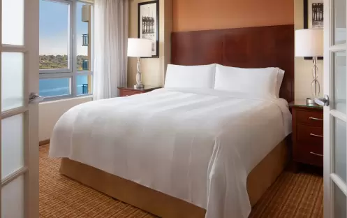 Newport-Beach-Marriott-Bayview-1-Bedroom-Suite-Bay-View-Bedroom