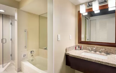 Newport-Beach-Marriott-Bayview-1-Bedroom-Suite-King-Bed-Bathroom