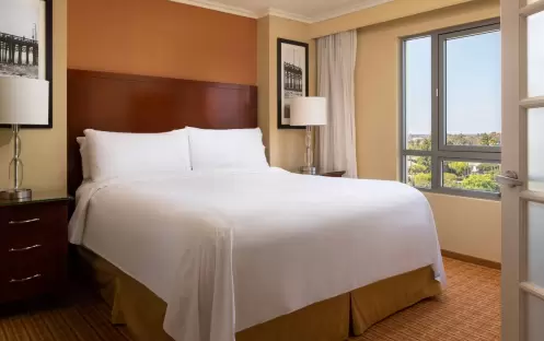 Newport-Beach-Marriott-Bayview-1-Bedroom-Suite-King-Bed-Bedroom