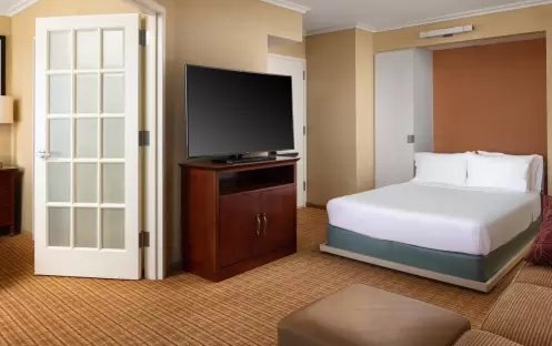 Newport-Beach-Marriott-Bayview-Family-Suite_-1-Bedroom-Suite_-Sofa-bed_-Balcony-Bed