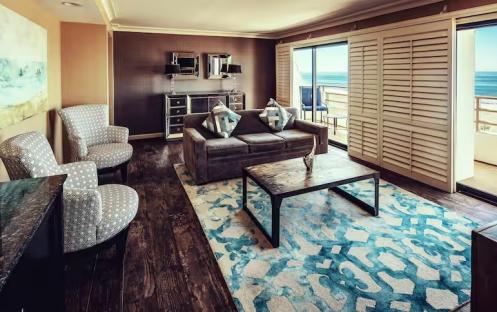 The-Water-Front-Beach-Resort-Oceanfront-1-Bedroom-1-King-Deluxe-Suite-Detail