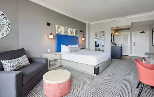 The-Waterfront-Beach-Resort-Resort-View-1-King-Bed-Detail