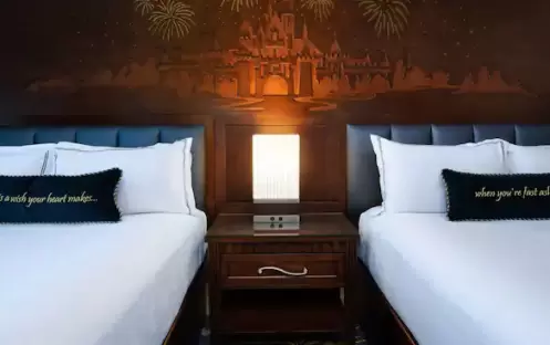 Disneyland Hotel - Premium View Room Bed