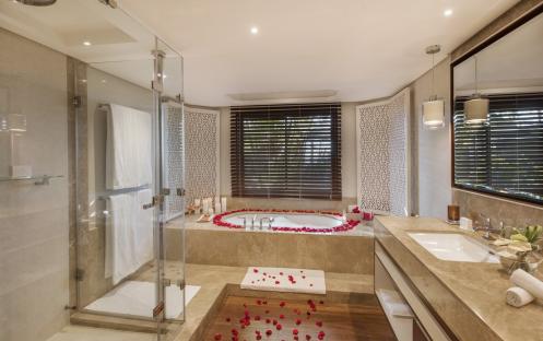 Mauritius - Royal Palm Beachcomber Luxury - Romance Suite Bathroom roses