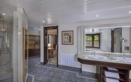 Dinarobin Beachcomber Golf Resort & Spa - Senior Zen Suite Bathroom