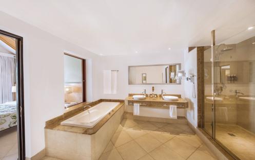Victoria Beachcomber Resort & Spa - Executive  Suite Bathroom