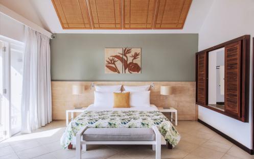 Victoria Beachcomber Resort & Spa - Executive Suite Bed