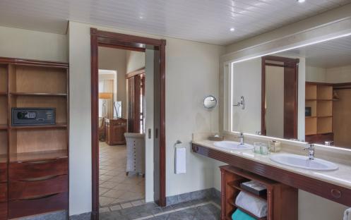Dinarobin Beachcomber Golf Resort & Spa - Junior Suite Bathroom