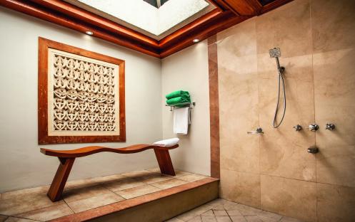 Paradis Beachcomber Golf Resort & Spa - Rooms - ﻿Senior Suite Beach Front Bathroom