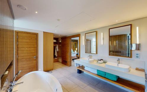 Paradis Beachcomber Golf Resort & Spa - Rooms - ﻿Paradis Suite Beachfront Bathroom