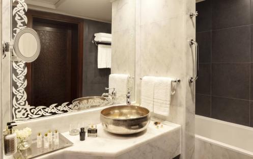 Jumeirah-Zabeel-Grand-Deluxe-Two-Bedroom-Bathroom