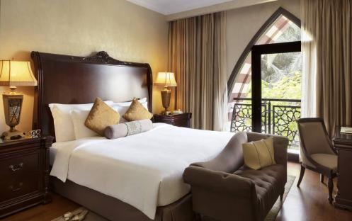 Jumeirah-Zabeel-Saray-Five-Bedroom-Residence-Master-Bedroom