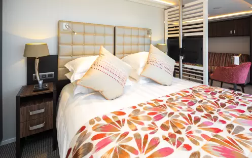 AmaWaterways LEA_Suite_bed