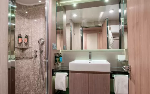 QE World Explorer Infinity Suite 1 QE World Explorer Infinity Suite 1