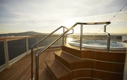 RSSC - Seven Seas Splendor - Accommodation - Regent Suite Hot Tub