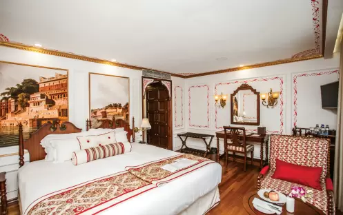 UWB Ganges Voyager II Signature Suite Colonial Suite