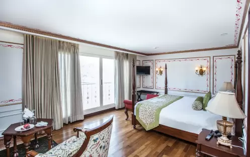 Uniworld Boutique Ganges Voyager II Viceroy Suite 0