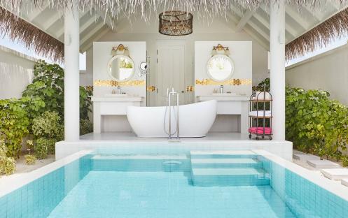 Grand Beach Villa with Pool - Outdoor Bath