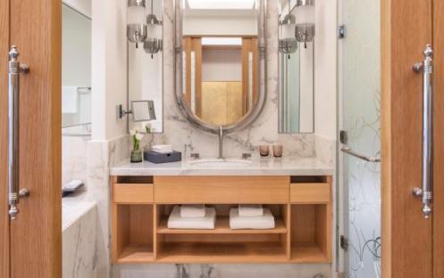 The St Regis Doha - Grand Deluxe Room Bathroom 1