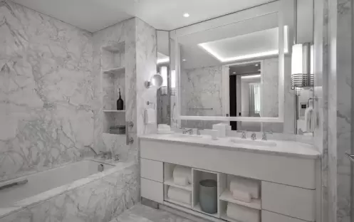 Deluxe One-Bedroom Corner Suite Double Bathroom