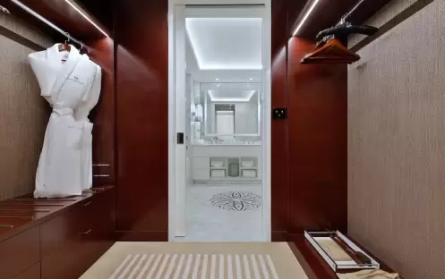 Deluxe One-Bedroom Corner Suite Double Walk in Wardrobe