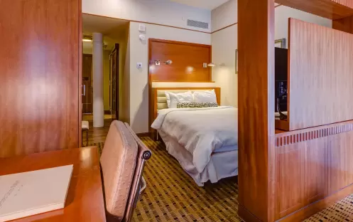 Pullman Guest Rooms Desk