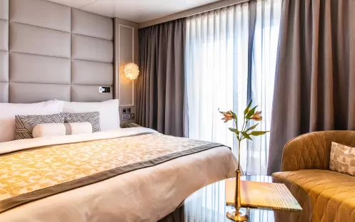 Crystal Cruises SYMPHONY Aquamarine Veranda Suite Bedrom