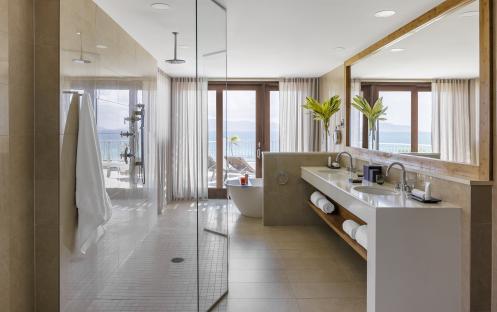 Oceanfront Junior Suite Bathroom