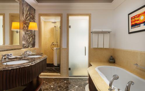 Westin-Dubai-Mina-Seyahi-Beach-Resort-&-Marina_Westin-Club-Suite_Bathroom