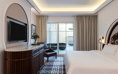 Westin-Dubai-Mina-Seyahi-Beach-Resort-&-Marina_Westin-Club-Suite_Bedroom-(2)