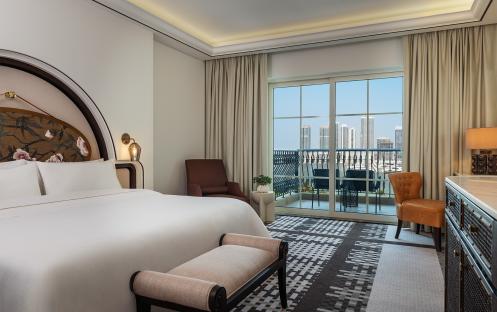 Westin-Dubai-Mina-Seyahi-Beach-Resort-&-Marina_Westin-Club-Suite_Bedroom