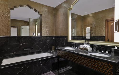 King Deluxe Room Bathroom