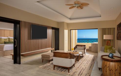 Preferred Club Master Suite Ocean Front, Living Area