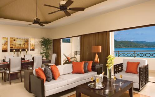 Preferred Club Presidential Suite Ocean Front, Living Room
