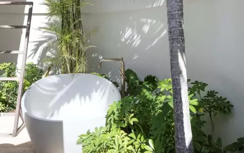 Beach Side suite outdoor bath
