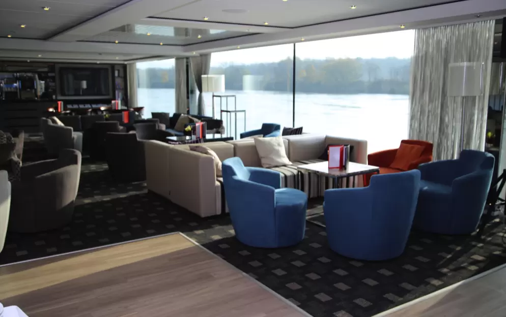 Scenic Luxury Cruises & Tours JADE Panorama Bar 0.JPG