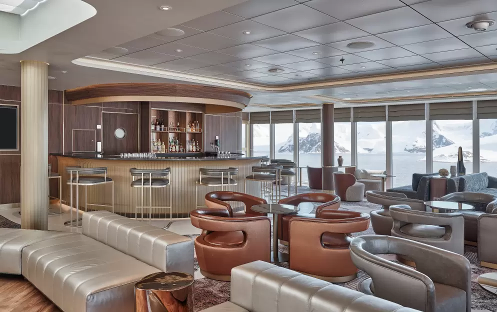 SILVERSEA Silver Endeavour Observation Lounge 2.jpg