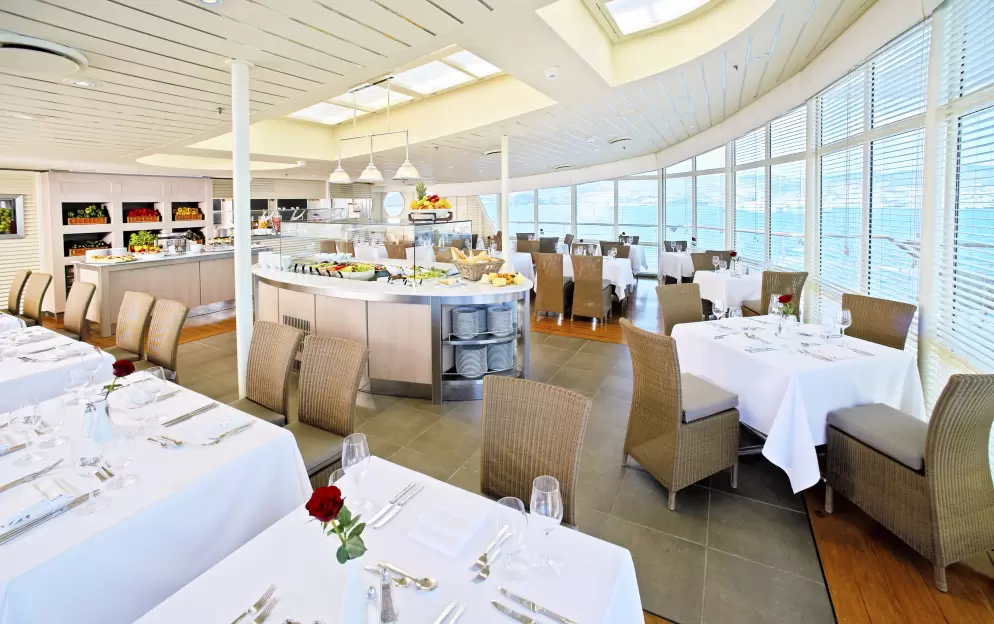 Windstar Wind Star & Wind Spirit Interior Veranda 4.jpg