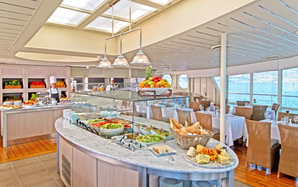 Windstar Wind Star & Wind Spirit Interior Veranda 5.jpg